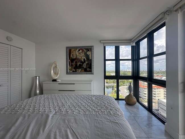 Building Photo - 2555 Collins Ave