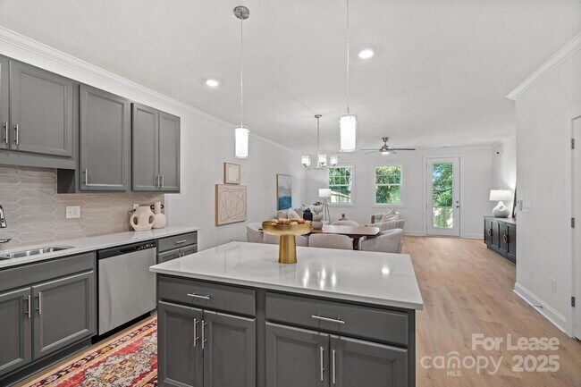 Building Photo - 1306 Moretz Ave