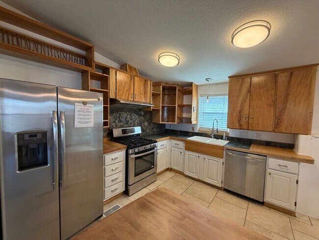 Building Photo - 3 Bedroom Single Story Home Available Near Unser Blvd SW & Bridge Blvd SW!