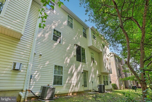 Building Photo - 7721 Valley Oak Dr