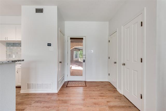 Building Photo - 3733 Oakwood Dr