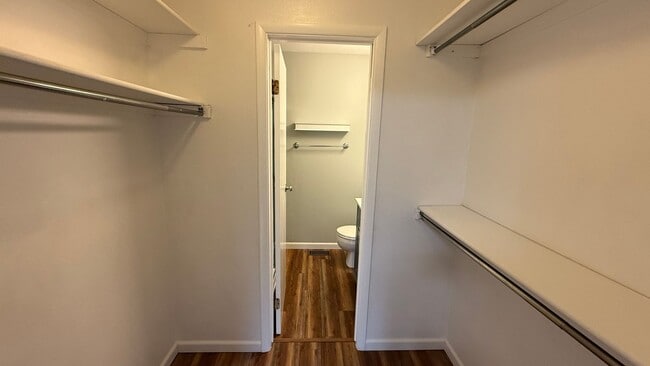 Building Photo - Well Maintained Top Floor 2 Bed/2 Bath Condo W/Garage Space. Call Today!