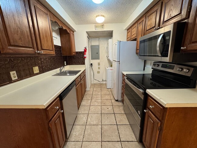 Building Photo - Move -in Special: Cute 2 Bedroom condo (ga...