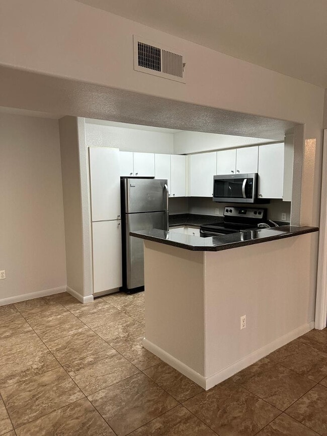 Building Photo - 1295 N Ash St