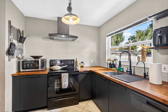 Building Photo - 6515 Yosemite Dr