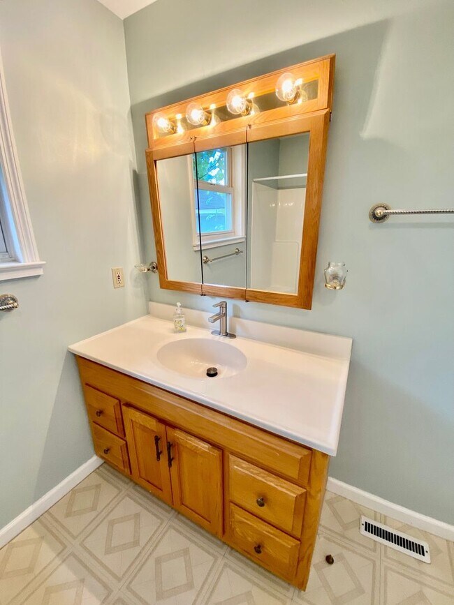 Building Photo - North Asheville - Renovated 1020's Charmer!