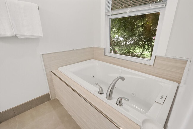 Building Photo - 7900 Heritage Dr