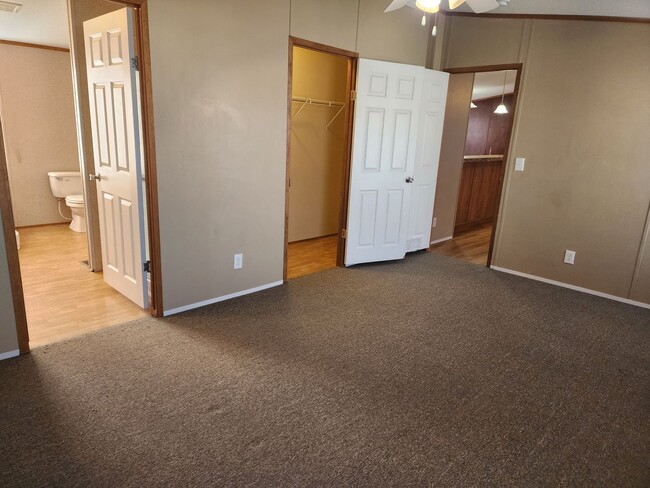 Building Photo - 306 E Spruce St