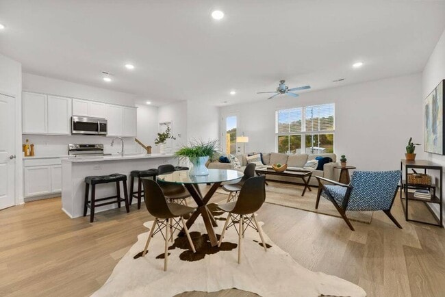 Building Photo - Modern 3-Bedroom Townhome with 2-Car Garage at Chapman Trace!