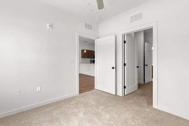 Building Photo - Newer 1 bedroom condo in The Ontario in Na...