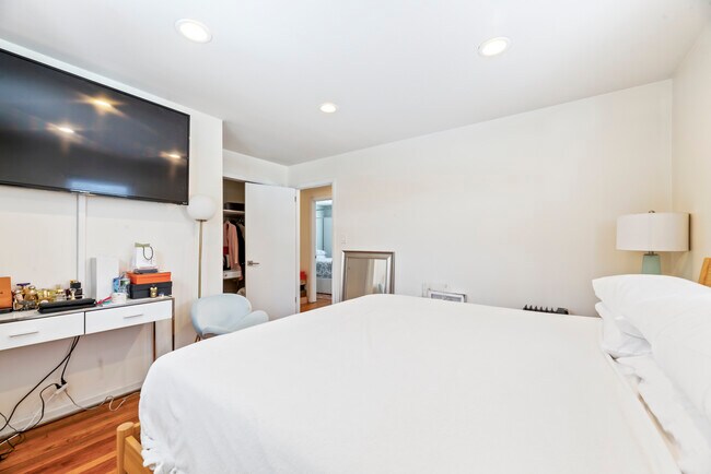 Building Photo - 446 Roedel Plz