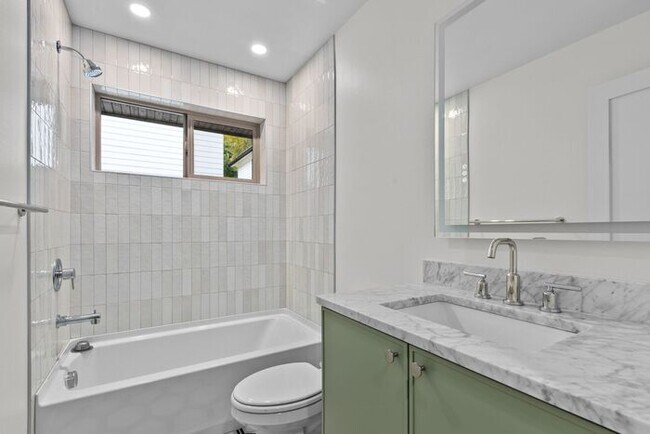 Building Photo - Stunning Ultra-Modern Central District Tow...