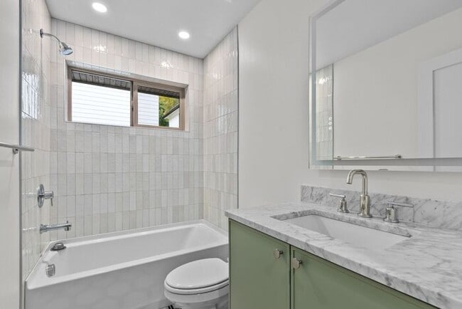 Building Photo - Stunning Ultra-Modern Central District Townhome w/ Air Conditioning