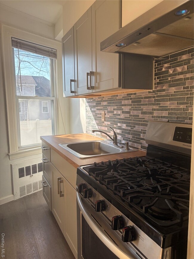 Building Photo - 196-03 42nd Ave