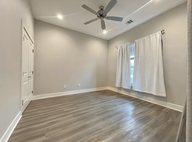 Building Photo - 201 Fairway Dr