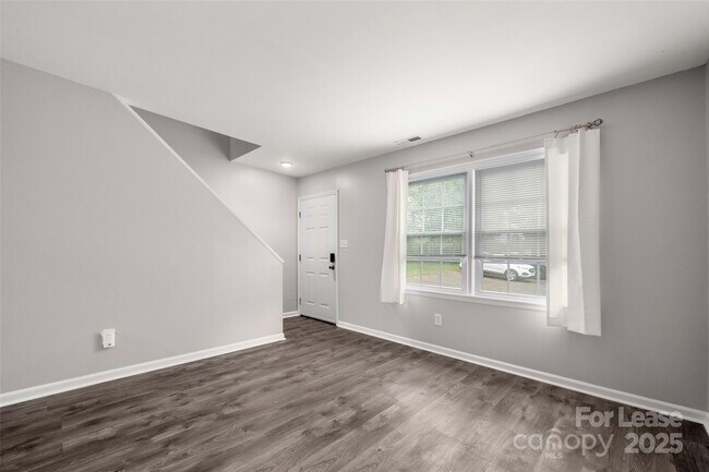 Building Photo - 1422 Delane Ave