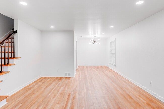 Building Photo - 148 Roselawn Ave NE