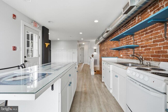 Building Photo - 651 N 33rd St