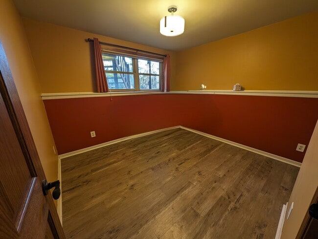 Building Photo - 607 Tamarack Dr W