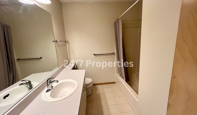 Building Photo - Hilltop 1BD I 1BA Condo + FREE month of re...