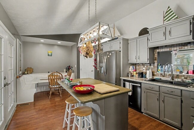 Building Photo - 4 bedrooms with 2 ensuites-close to shopping.