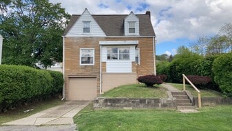 Building Photo - 144 Oak St