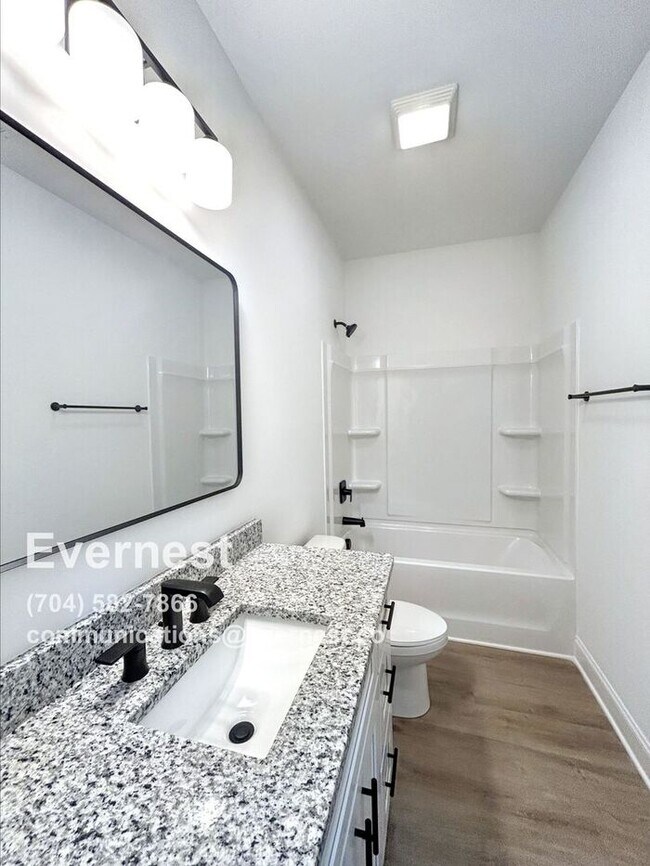 Building Photo - Home with Driveway and Modern Appliances / 3 Bed, 2 Bath  / Vuocher Accepted / Pet-friendly / Com...