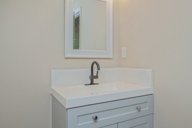 Building Photo - Completely Renovated Home in Niceville!