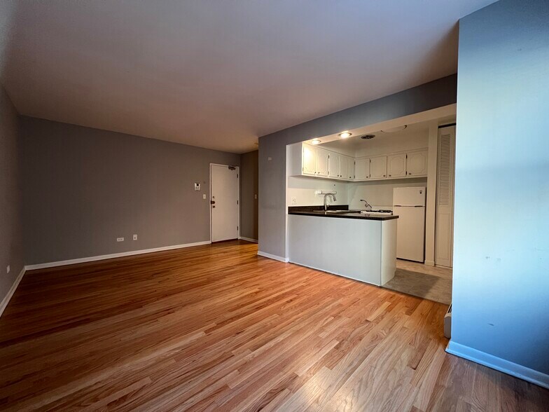 Building Photo - 516 W Melrose St