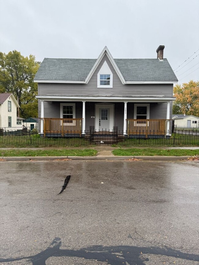 Building Photo - Welcome to this charming 3-bedroom, 2-bath...