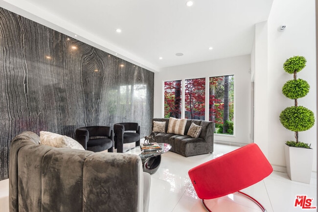 Building Photo - 511 N Rexford Dr