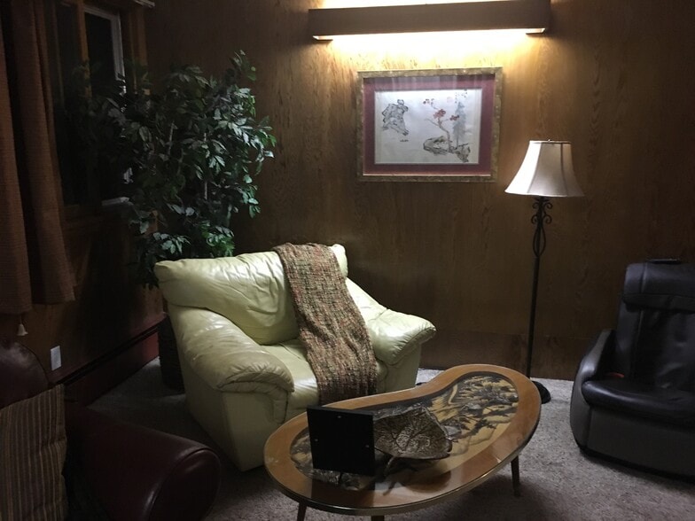 Upper level living room - 1815 E Park Ave