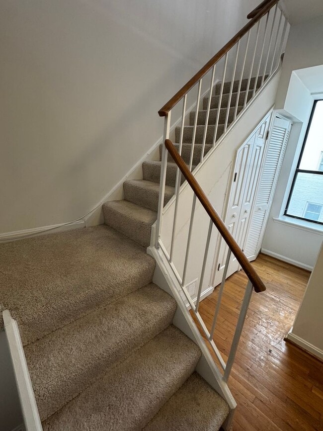 Building Photo - Two-Level Kalorama Condo with Washer/Dryer, Near Dupont Metro