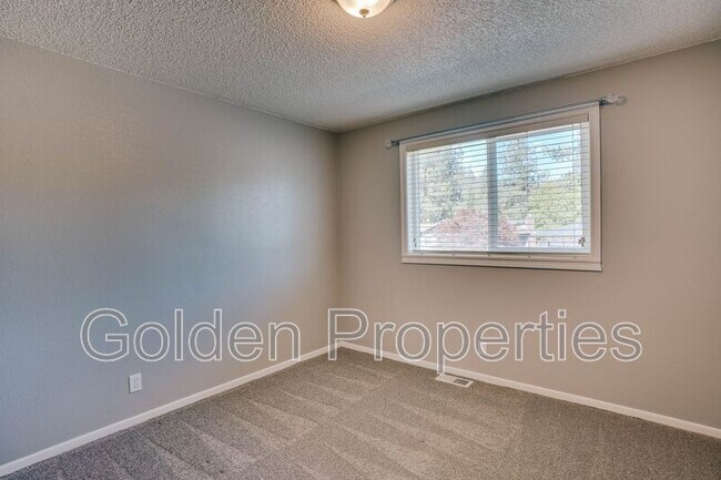 Building Photo - 3703 E Pine Hill Dr