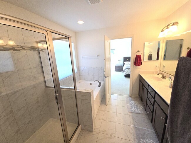 Building Photo - 1129 Flower St