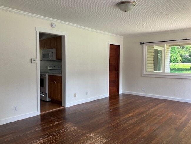 Building Photo - 3-Bedroom 1 Bathroom Lake House!