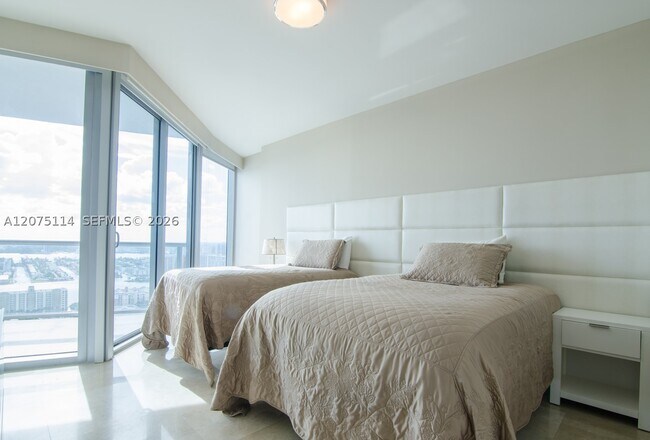 Building Photo - 17001 Collins Ave