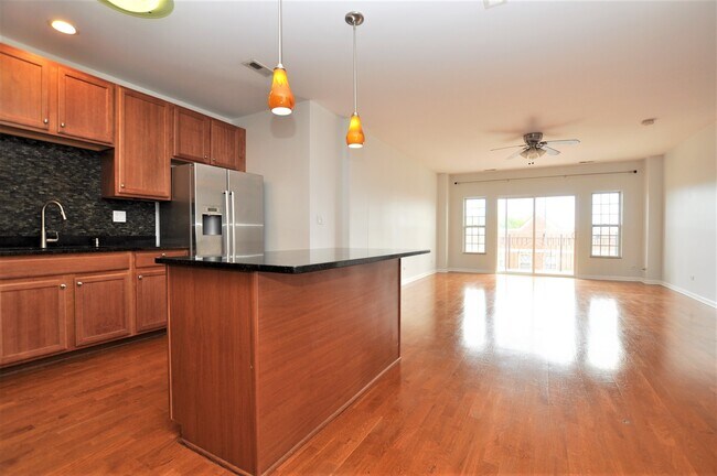 Building Photo - 3000 W Lawrence Ave