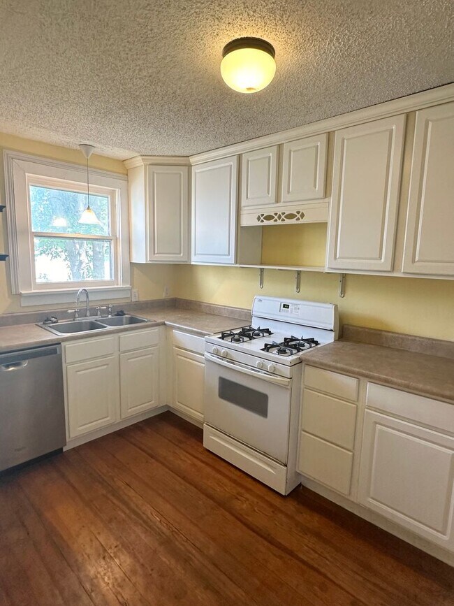 Building Photo - Charming 2-Bedroom, 1-Bathroom Home with Fenced Backyard & Detached Garage!