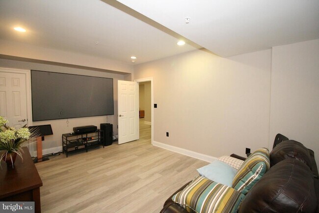 Building Photo - 102 Bullard Cir