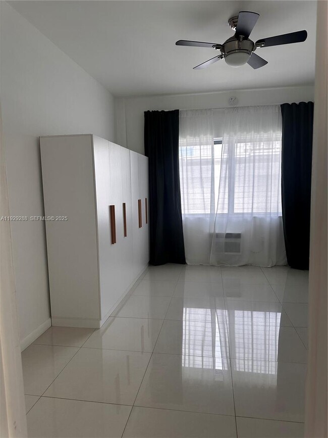 Building Photo - 10250 W Bay Harbor Dr