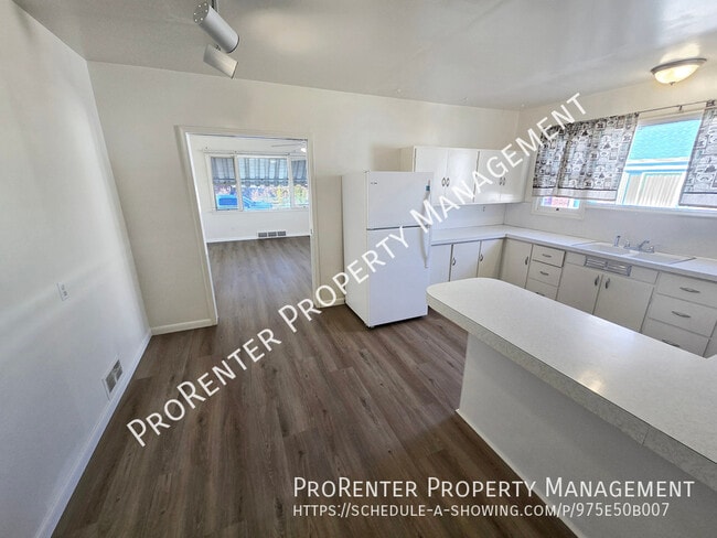 Building Photo - 2338 Van Buren Ave