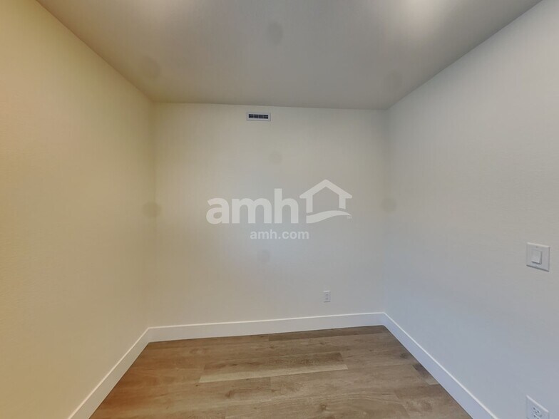 Building Photo - 8935 Dwarf Chin Ave