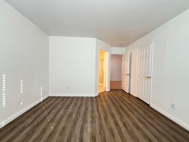 Building Photo - Stunning 5 bedroom, 2.5 bathroom home