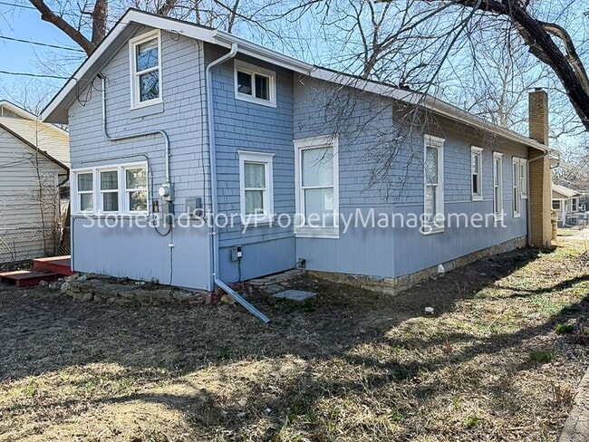 Building Photo - 3 bedroom 2 bath near Washburn University