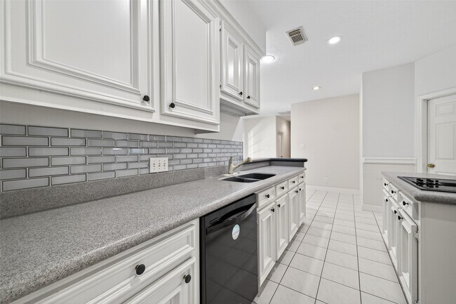 Building Photo - 8023 Oakwood Hollow St