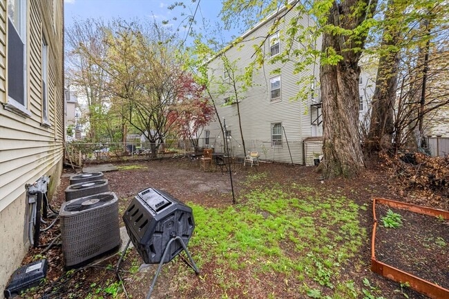 Building Photo - 66 Mozart St