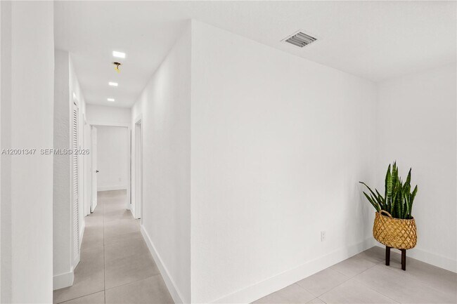 Building Photo - 6605 SW 61st St