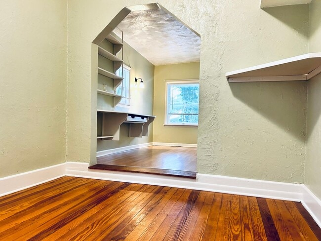 Building Photo - Cute Single Family Home, Great Location