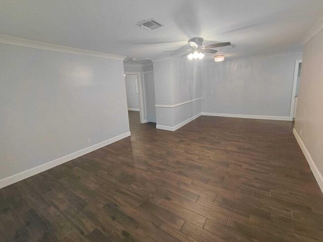 Building Photo - 785 Balfrey Dr S